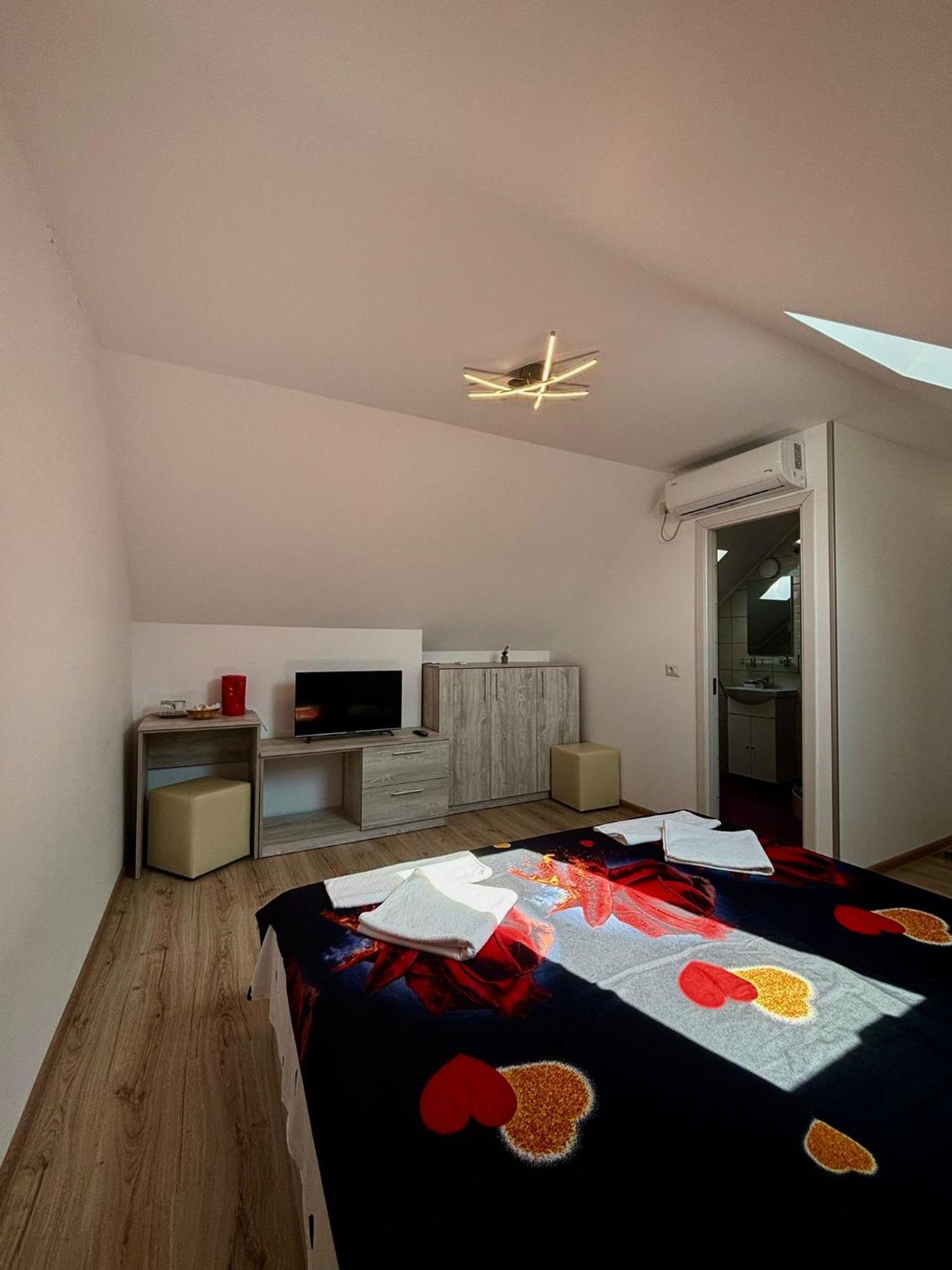 Calypso Rooms Фэгэраш Экстерьер фото
